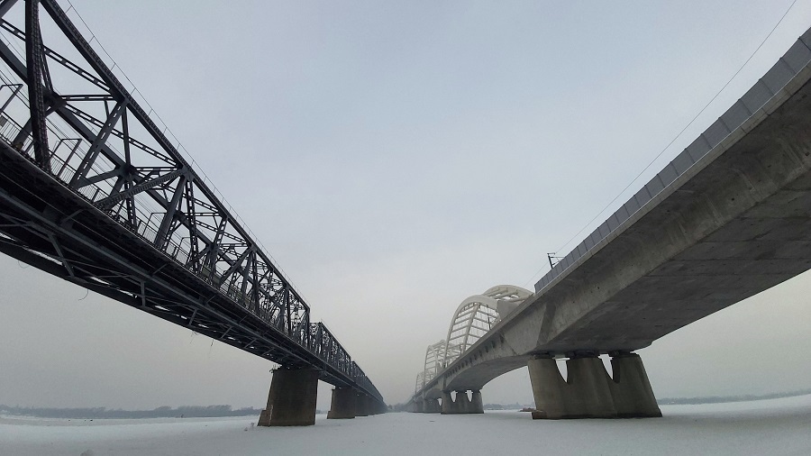 Po lewej ‒ stary most przez Sungari w Harbinie, po prawej ‒ nowy most dla kolei wysokich prędkości, styczeń 2020 r., fot. Przemysław Domański