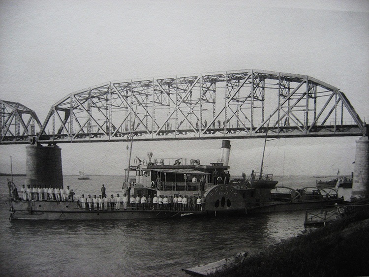 chodniochińskiej pod mostem w Harbinie, najprawdopodobniej sprzed uruchomienia trasy, ok. 1901, domena publiczna