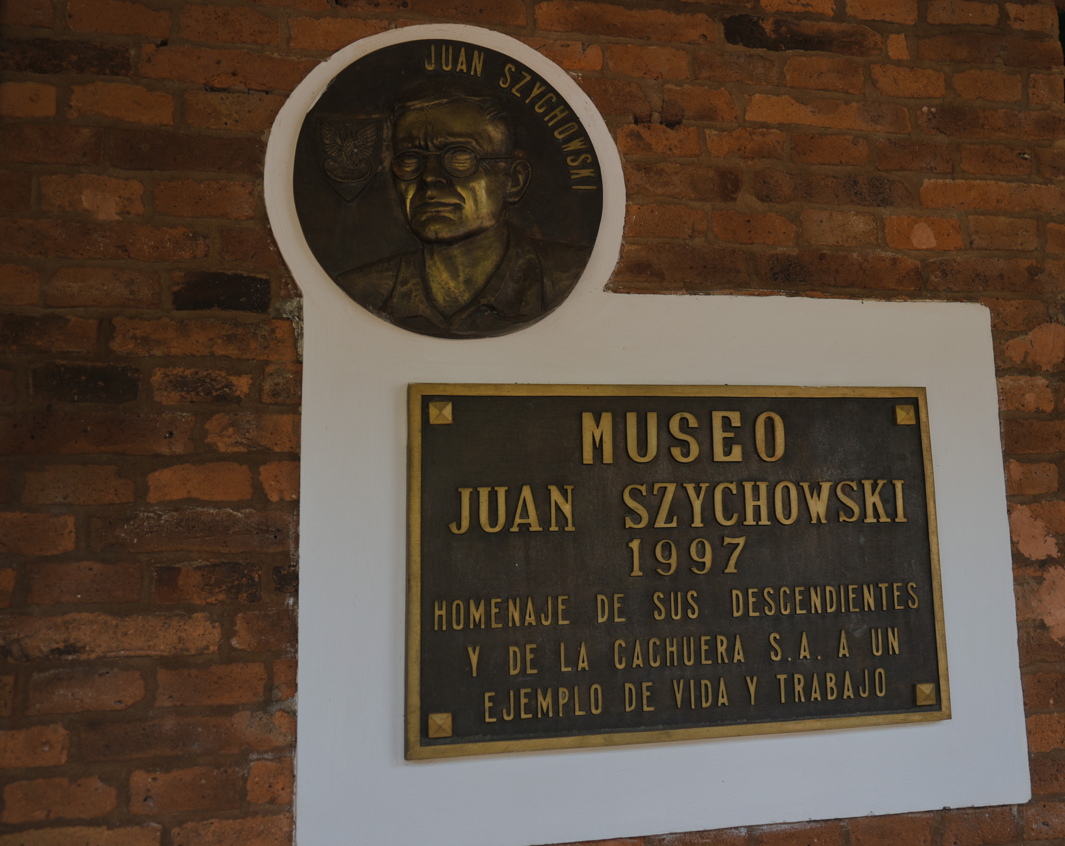 Tablica pamiątkowa na budynku muzeum Szychowskiego, fot. domena publiczna