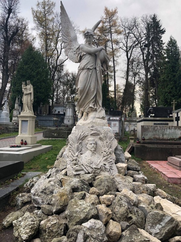 nagrobek-marcelego-ciemirskiego-na-cmentarzu-lyczakowskim-we-lwowie-po-renowacji