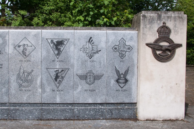 Polish Air Force Memorial, Mur obwodowy z godłami poszczególnych dywizjonów; fot. domena publiczna