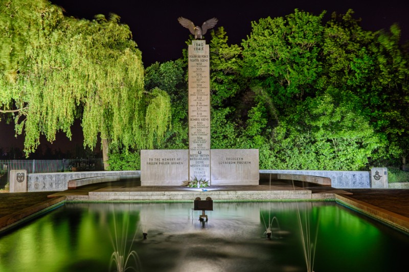 Polish Air Force Memorial iluminowany nocą, fot. domena publiczna