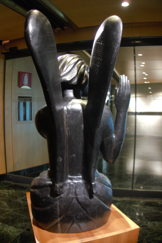 Rzeźba „Czarny anioł”, widok z tyłu