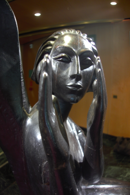 Zdjęcie rzeźby „Czarny anioł” przedstawiające twarz i ręce anioła 
