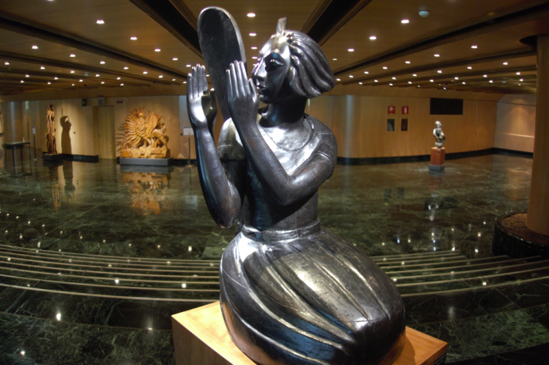 Zdjęcie rzeźby „Czarny anioł” przedstawiające całą rzeźbę czarnego anioła