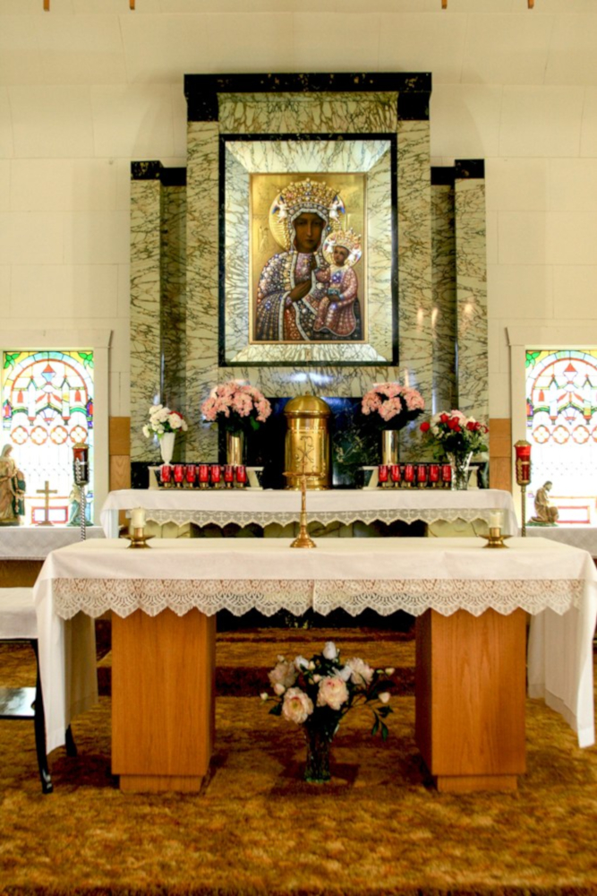Kopia obrazu Matki Boskiej Częstochowskiej w ołtarzu głównym