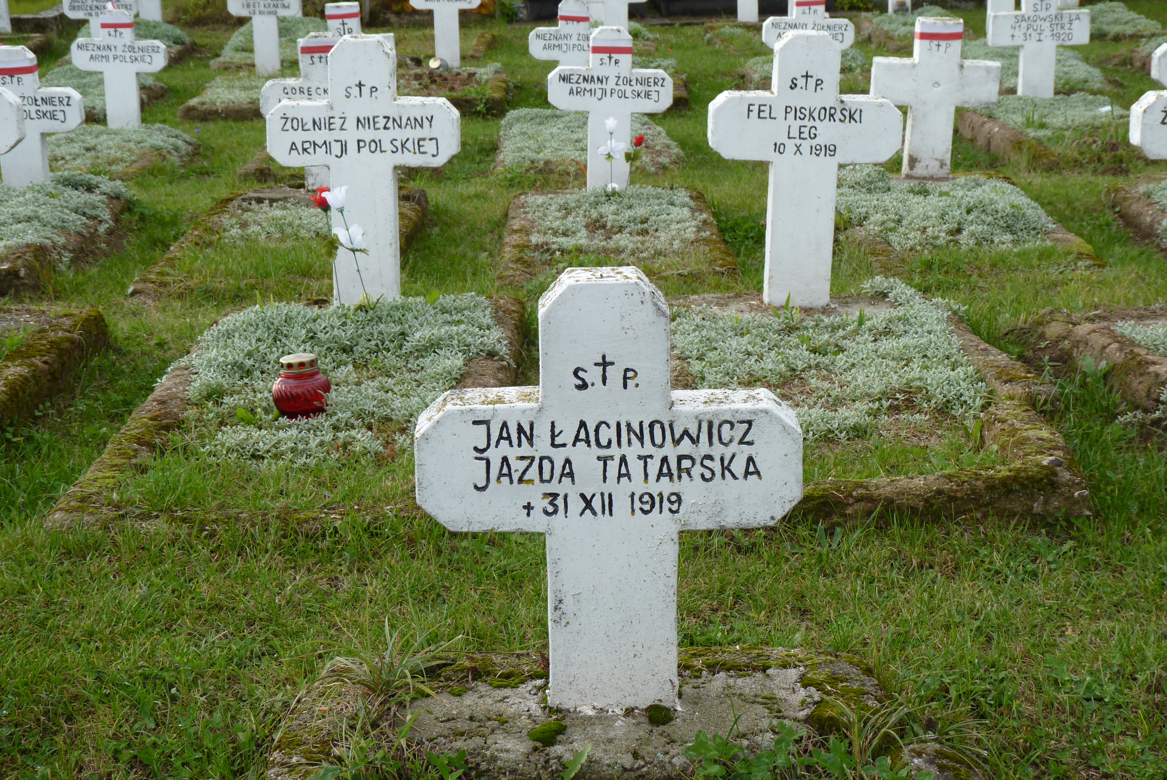 Groby polskich żołnierzy z różnych formacji wojskowych | Polonika