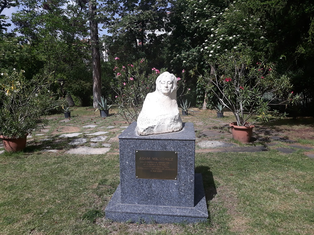 Popiersie Adama Mickiewicza w ogrodach Ambasady RP w Ankarze (fot. E. Horoszewicz)