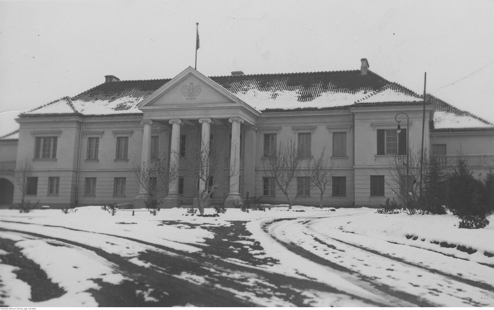 Widok z zewnątrz na budynek Ambasady RP w Ankarze - zdjęcie archiwalne (fot. NAC)