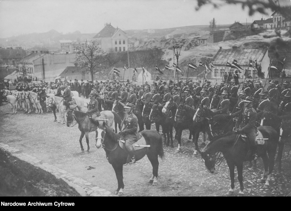 Pułk Ułanów Jazłowieckich na ul. Łyczakowskiej we Lwowie, kwiecień 1927 roku. Poczet sztandarowy na drugim planie