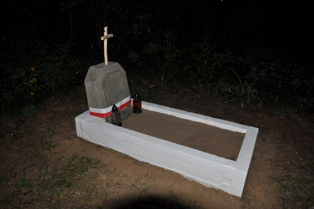 Grób Franciszka Młynarczyka na cmentarzu w Cminach