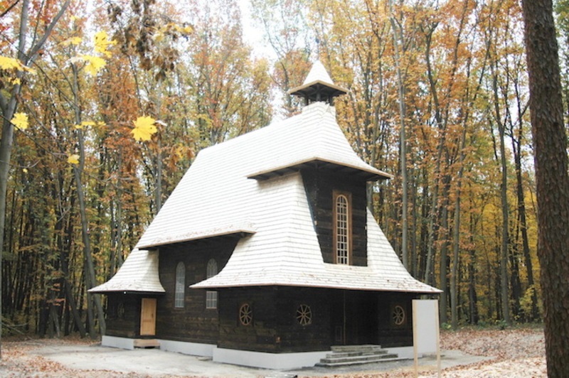 Kościół z Jazłowczyka w skansenie – widok ogólny