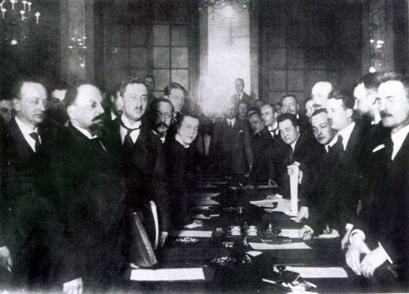 Podpisanie traktatu ryskiego, fot. Wikipedia 