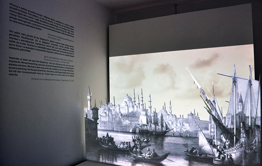 Fragment dioramy z panoramą Stambułu od strony Bosforu. Na ścianie wyimki z liryków poety w kilku językach, fot. ze zbiorów Muzeum Adama Mickiewicza w Stambule