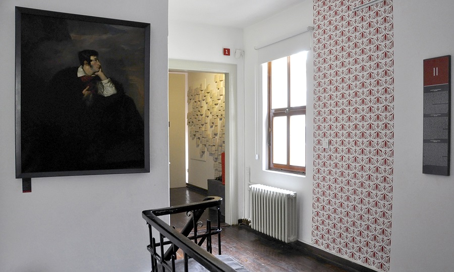 Na pierwszym planie kopia obrazu „Portret Adama Mickiewicza na Judahu skale”, autor: Walenty Wańkowicz, fot. ze zbiorów Muzeum Adama Mickiewicza w Stambule