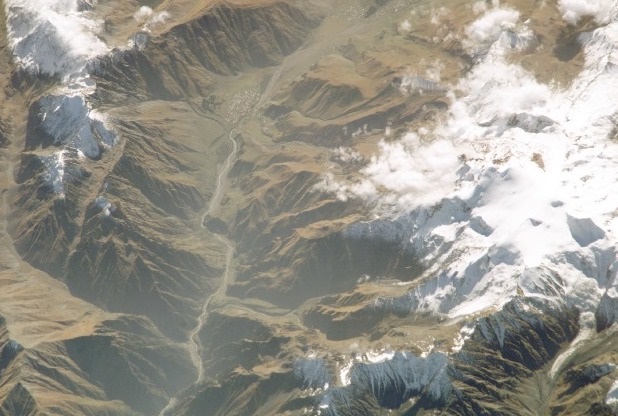 Zdjęcie satelitarne, widoczne osiedle w dolinie to Stepancminda, domena publiczna