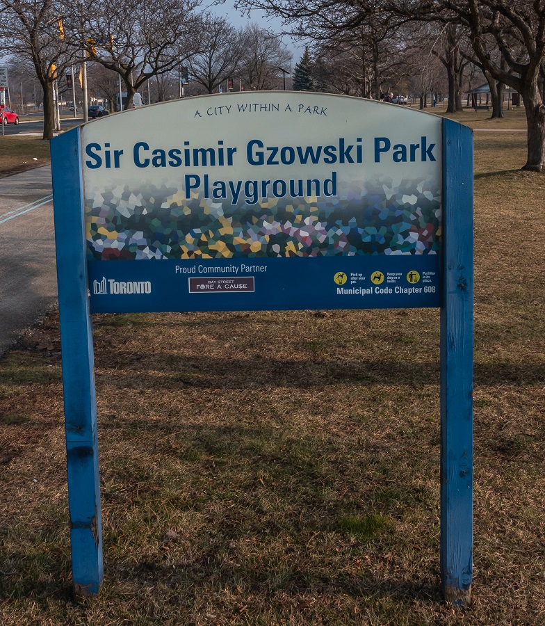 Brama do parku imienia Kazimierza Gzowskiego w Toronto, domena publiczna