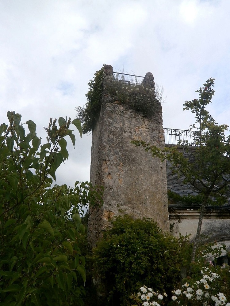 Najstarsza część zamku w Montrésor, fot. domena publiczna