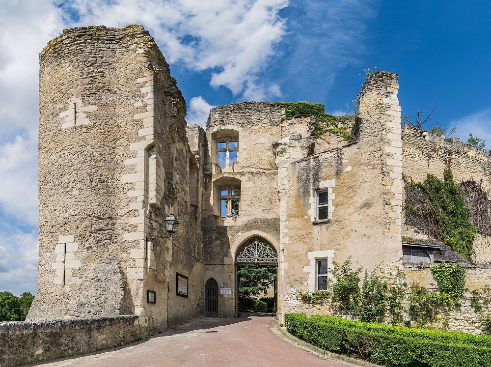 Brama wjazdowa do zamku w Montrésor, fot. domena publiczna