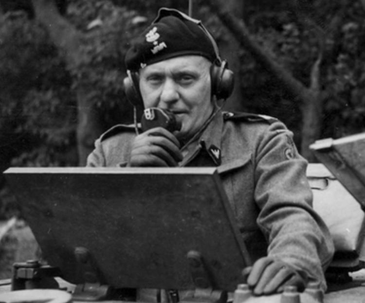 Gen. Maczek podczas ćwiczeń 1 Dywizji Pancernej, 1944, fot. NAC