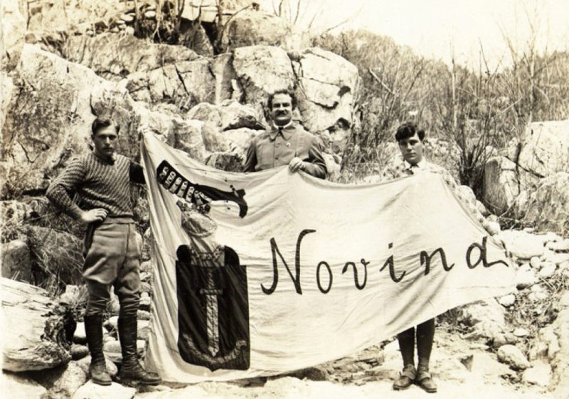 Jerzy Jankowski z synami w Korei, trzyma sztandar z herbem Nowina, fot. 1934, zdjęcie wykorzystane w artykule w „National Geographic”, domena publiczna