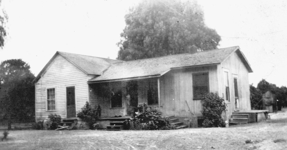 Dom na farmie w Anaheim, gdzie zamieszkali przybysze z Polski, ok. 1876, Faessel S.J., Early Anaheim, 2006
