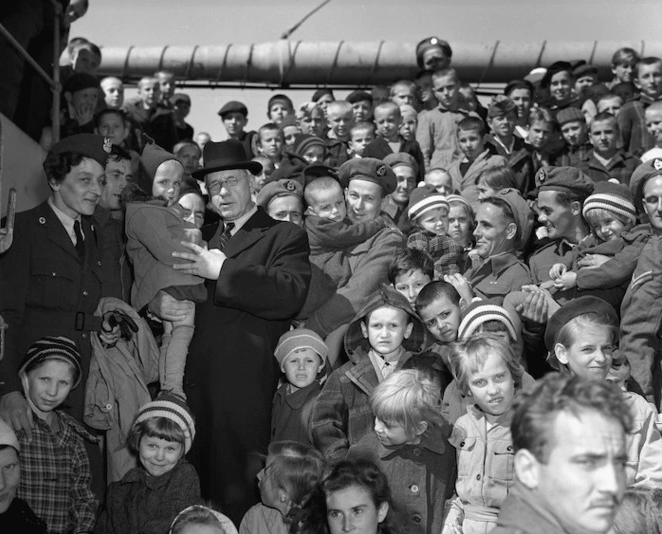 Przybycie polskich dzieci do Nowej Zelandii 1 listopada 1944 r., z lewej strony Maria Wodzicka, z prawej premier Peter Fraser, fot. Alexander Turnbull Library, Wellington