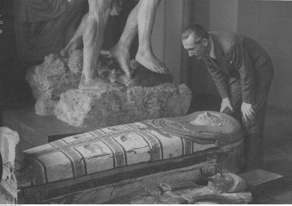 Kazimierz Michałowski podczas oględzin sarkofagu, 1937, fot. NAC