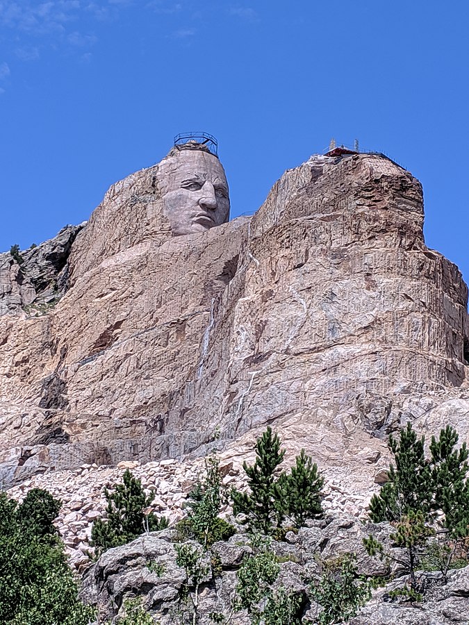 Pomnik Szalonego Konia (Crazy Horse) ciągle rzeźbiony w skale, Black Hills, fot. Wikimedia