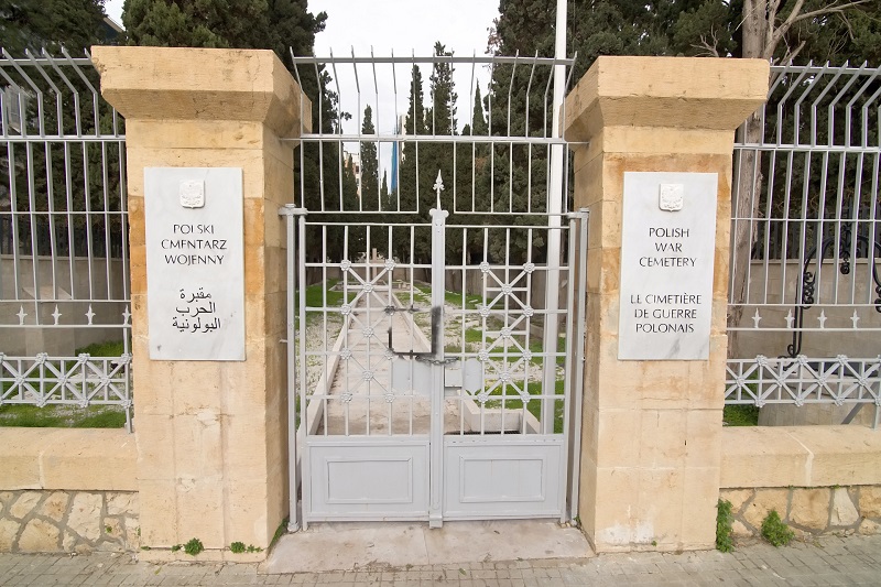 Brama Polskiego Cmentarza Wojennego w Bejrucie, Liban, fot. domena publiczna