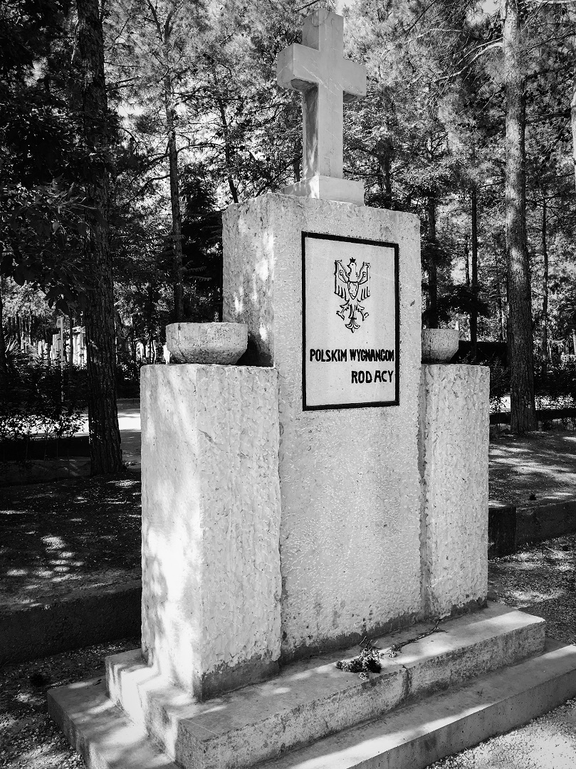 Pomnik w polskiej kwaterze na cmentarzu w Isfahanie. Fot. Piotr Giegżno
