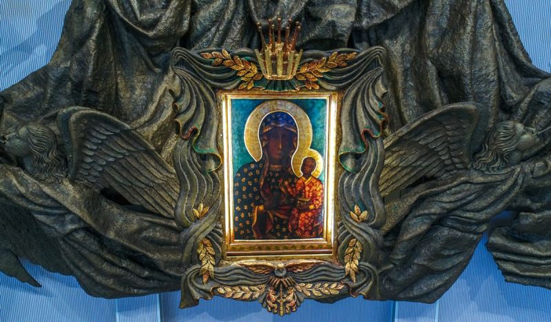Fragment ołtarza górnego kościoła. Sanktuarium Matki Boskiej Częstochowskiej w Doylestown. Domena publiczna.