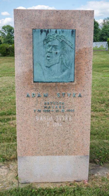 Nagrobek malarza Adama Styki (1890–1959) na cmentarzu przy Sanktuarium. Domena publiczna.