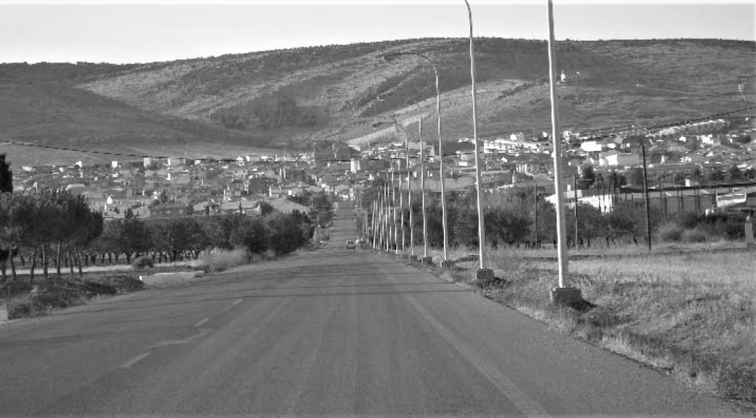Fragment panoramy wzgórz Sierra de Mora zdjęcie czarno białe 