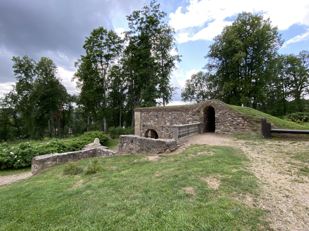 Krasław, fragment parku pałacowego ze sztuczną grotą, 2023, fot. D. Janiszewska
