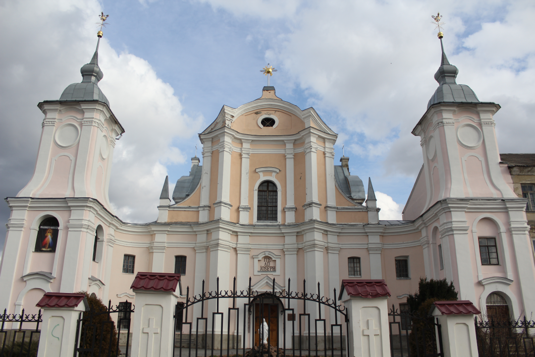 Zasław, fasada kościoła Misjonarzy, domena publiczna