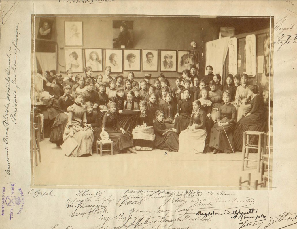 Frances Benjamin Johnston, Academie Julian, fotografia, ok. 1885 (Anna Bilińska siedzi w pierwszym rzędzie, czwarta od prawej), Mémorial Album, Biblioteka Jagiellońska, domena publiczna
