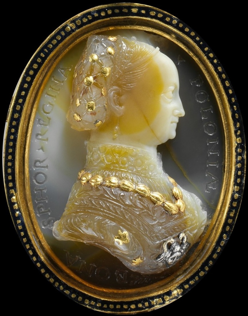 Fot. Gian Jacopo Caraglio, Kamea z portretem królowej Bony Sforzy, sardonyks, cięcie, złocenie, srebrzenie, 1554 r., The Metropolitan Museum of Art, New York, domena publiczna