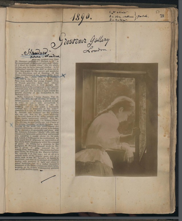 Karta z fotografią i wycinkami prasowymi poświęconymi prezentacji pastelu w Grosvenor Gallery w Londynie w 1890 r., Mémorial Album, Biblioteka Jagiellońska, domena publiczna