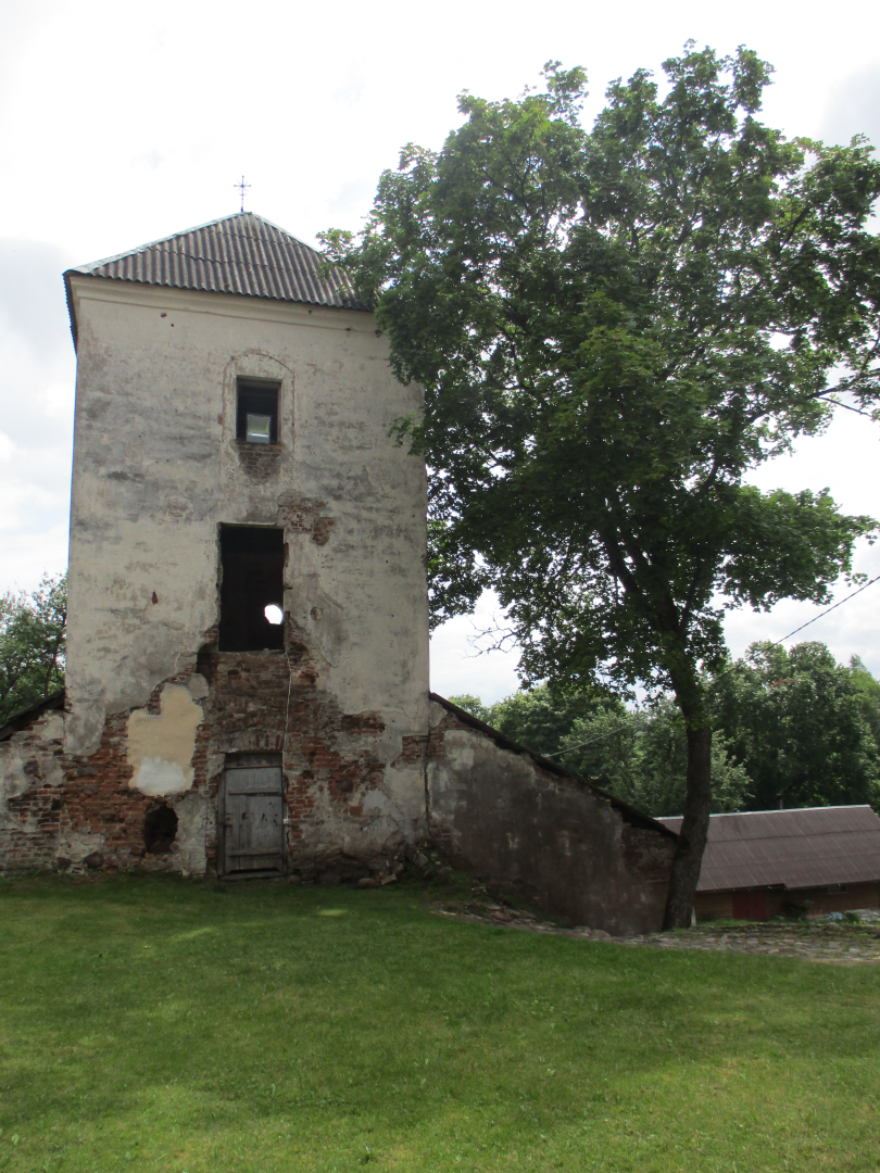 Narwiliszki, wieża bramna, używana również jako dzwonnica, fot. T. Balbus