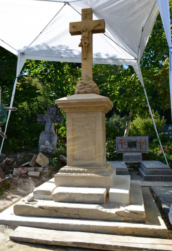 Cmentarz w Krzemieńcu - Nagrobek Michała Ściborskiego w trakcie prac konserwatorskich, Instytut POLONIKA