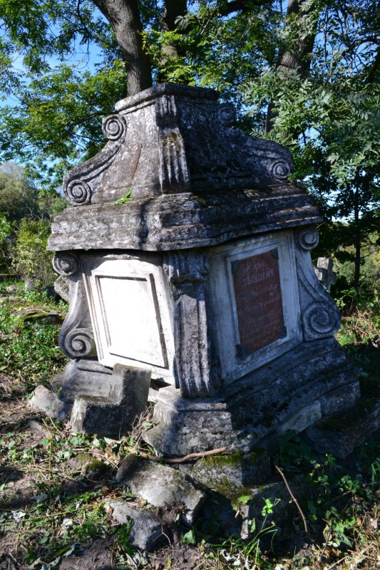 Krzemieniec, nagrobek Józefa Sandersa