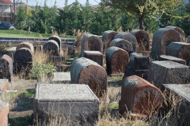 Otwórz galerię (2 fotografii) armenia m eczmiadzyn cmentarze-i-nagrobki-przykoscielne-3-126