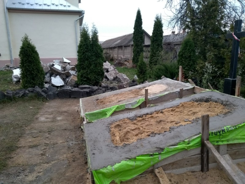 Maniewicze (Ukraina) - rewaloryzacja dwóch pomników nagrobnych proboszczów w Maniewiczach, Instytut POLONIKA 