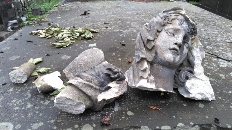 Fragment uszkodzonego nagrobka na cmentarzu Łyczakowskim we Lwowie