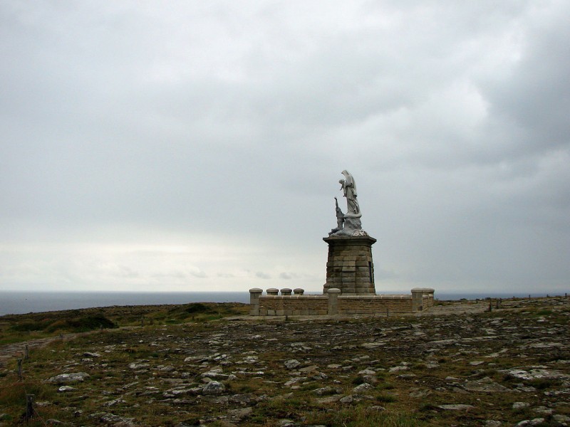 Madonna Rozbitków – rzeźba Cypriana Godebskiego na przylądku Pointe du Raz we Francji