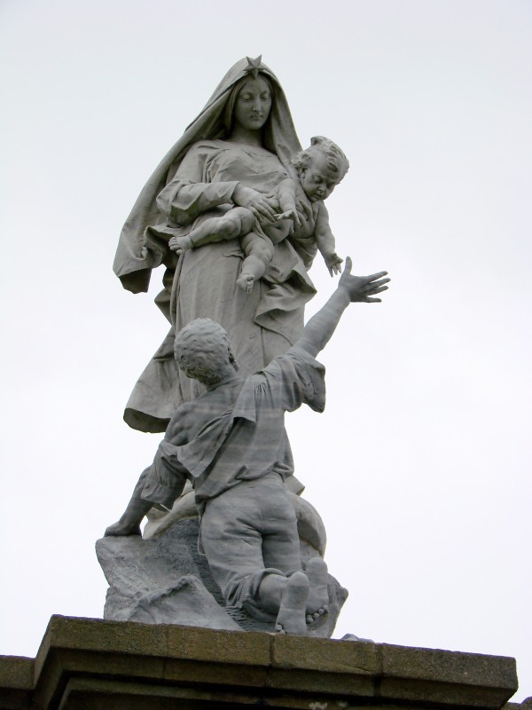 Madonna Rozbitków – rzeźba Cypriana Godebskiego na przylądku Pointe du Raz we Francji