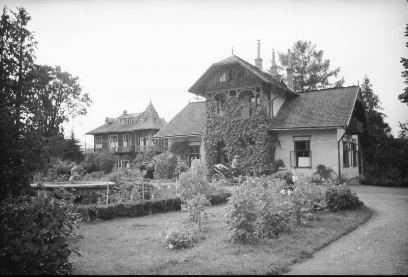 Willa główna, w tle willa Teresa, 1936 – Zakład Przyrodoleczniczy dra A. Tarnawskiego, Kosów Huculski (fot. NAC)