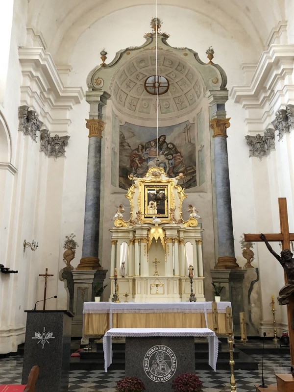 Brzozdowce, widok na prezbiterium z odrestaurowanym malowidłem. W odtworzonym ołtarzu głównym znajduje się kopia obrazu Brzozdowieckiego Pana Jezusa Ukrzyżowanego