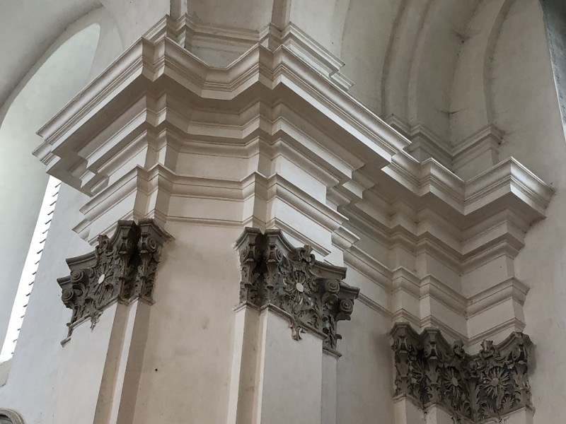 Brzozdowce, fragment artykulacji pilastrowej w nawie ze świetnymi koryncko-rokokowymi kapitelami